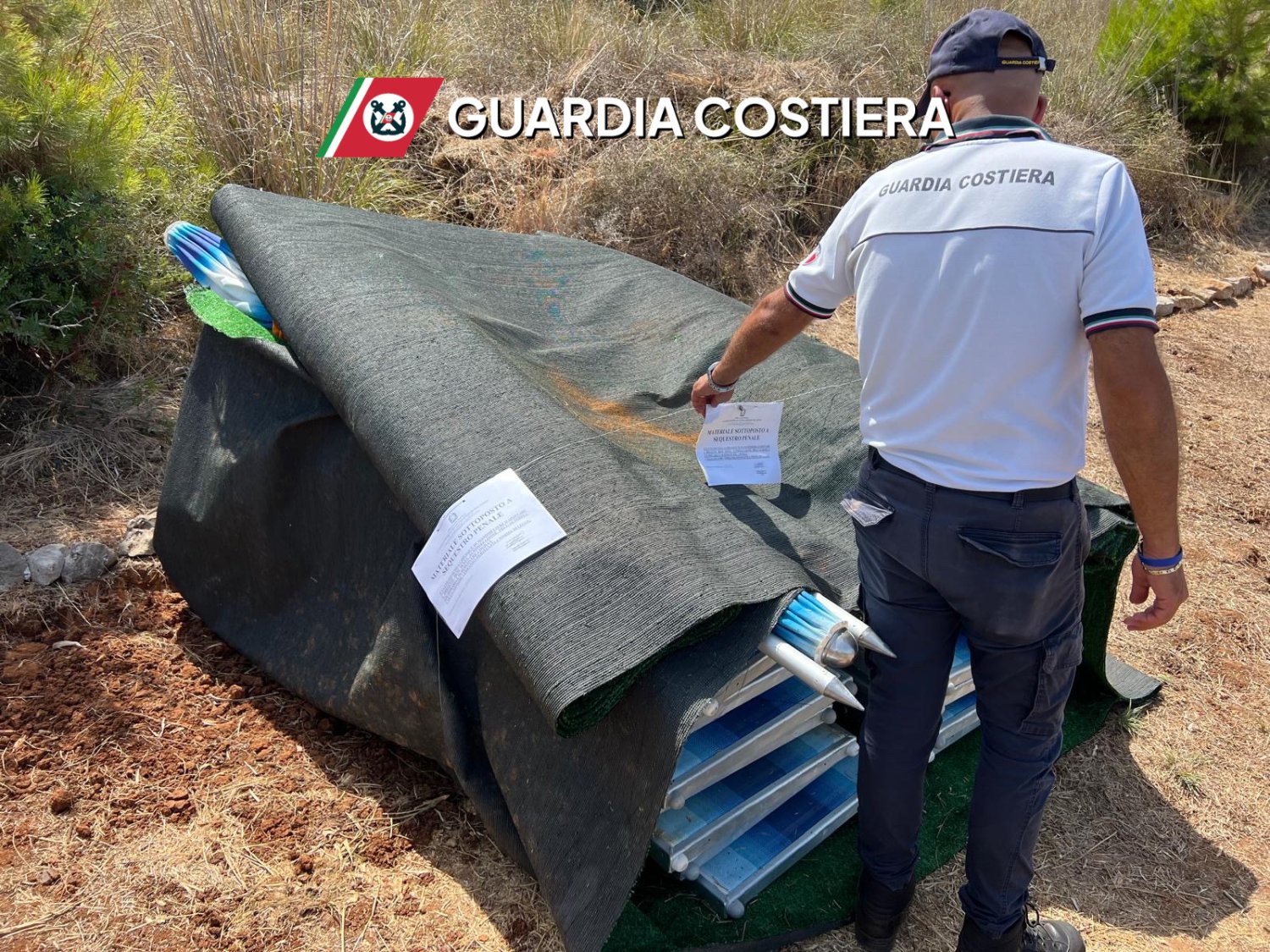 https://www.tp24.it/immagini_articoli/18-07-2026/1784380530-0-castellammare-sequestrati-ombrelloni-e-lettini-abusivi-nella-spiaggia-di-cala-bianca.jpg