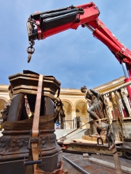 https://www.tp24.it/immagini_articoli/18-08-2026/trapani-la-signora-fontana-lascia-la-chiazza-comincia-il-viaggio-verso-il-restauro-250.jpg