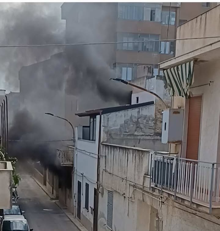 https://www.tp24.it/immagini_articoli/18-09-2025/1758174764-0-paura-a-marsala-incendio-in-una-casa-in-centro-famiglie-e-bambini-in-fuga.jpg