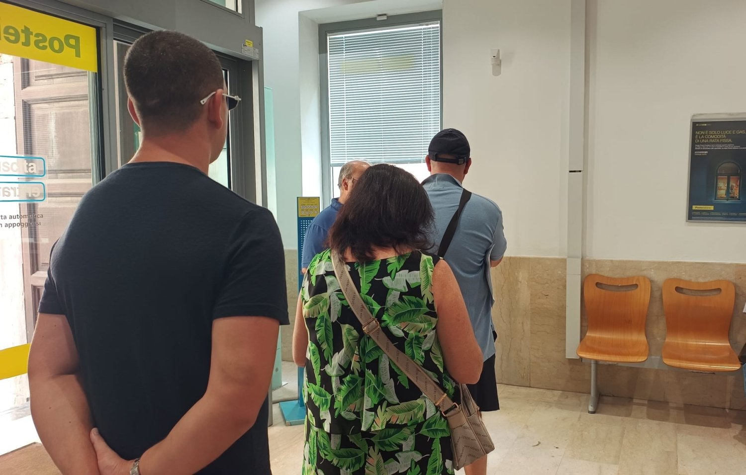 https://www.tp24.it/immagini_articoli/18-09-2026/1789682739-0-marsala-alle-poste-si-fa-la-fila-per-fare-la-fila.jpg