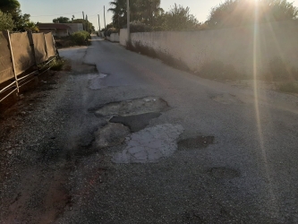 https://www.tp24.it/immagini_articoli/18-09-2026/marsala-a-fossarunza-c-e-una-strada-piena-di-buche-250.jpg