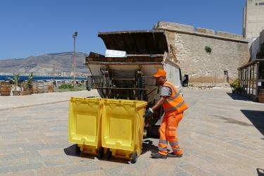 https://www.tp24.it/immagini_articoli/18-09-2026/rifiuti-vertenza-formula-ambiente-uil-giu-le-mani-dai-lavoratori-pronti-allo-sciopero-250.jpg