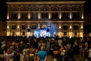 https://www.tp24.it/immagini_articoli/18-09-2026/trapani-saluta-l-estate-con-goodbye-summer-tre-serate-di-musica-e-spettacolo-250.jpg