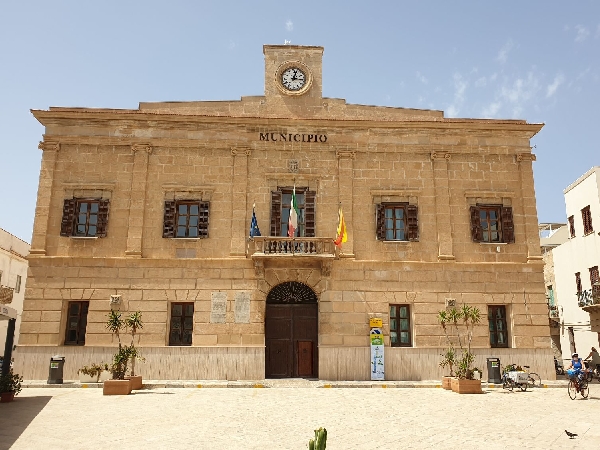https://www.tp24.it/immagini_articoli/18-10-2025/1760764029-0-favignana-a-palazzo-comunale-si-espone-la-bandiera-palestinese-e-della-pace.jpg
