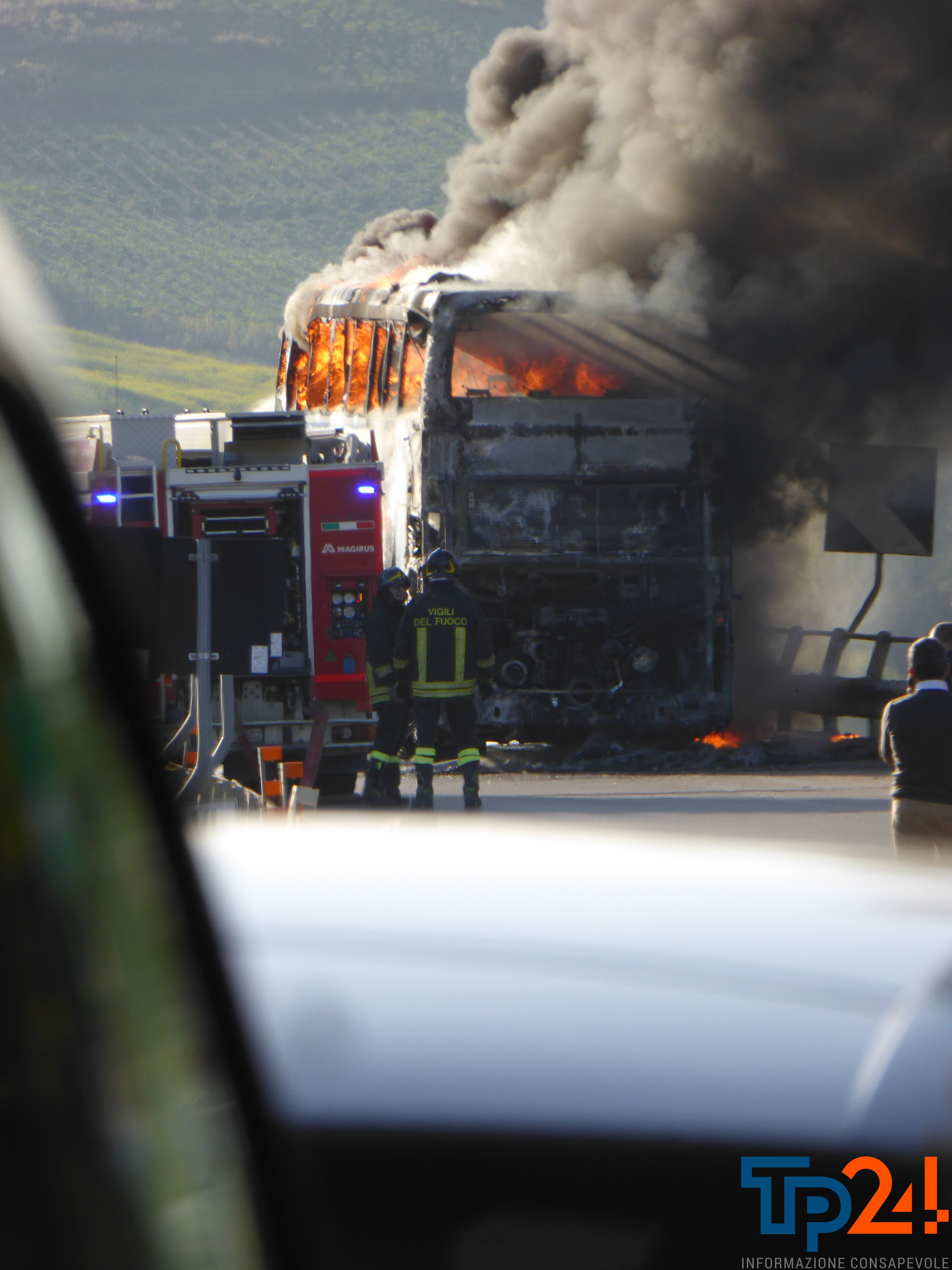 https://www.tp24.it/immagini_articoli/18-12-2025/1766085220-0-autobus-a-fuoco-sull-a29-vicino-la-galleria-di-segesta.jpg