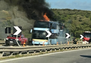 https://www.tp24.it/immagini_articoli/18-12-2025/autobus-a-fuoco-sull-a29-vicino-la-galleria-di-segesta-250.jpg
