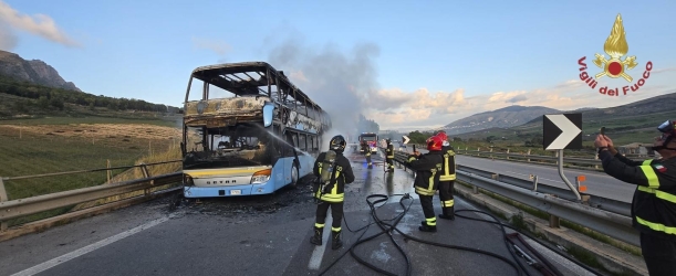 https://www.tp24.it/immagini_articoli/18-12-2025/autobus-a-fuoco-sulla-a29-vicino-segesta-aggiornamenti-250.jpg
