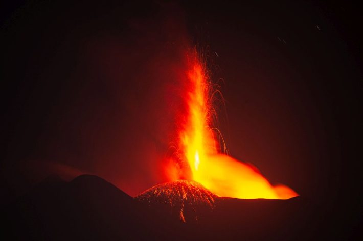 https://www.tp24.it/immagini_articoli/19-02-2025/1739944422-0-thousands-of-hikers-climb-sicily-s-mount-etna-to-witness-eruption.jpg