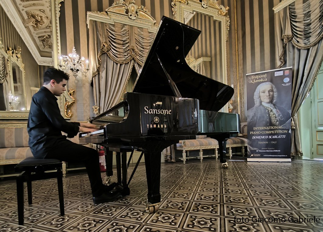 https://www.tp24.it/immagini_articoli/19-04-2026/1776584815-0-trapani-giovane-pianista-di-valderice-vince-il-concorso-internazionale-scarlatti.jpg