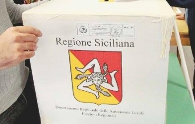 https://www.tp24.it/immagini_articoli/19-04-2026/il-sondaggio-meta-sicilia-non-vota-de-luca-ago-della-bilancia-250.jpg