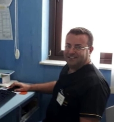 https://www.tp24.it/immagini_articoli/19-05-2026/francesco-maniaci-medico-ucciso-da-un-pino-sulla-a20-cinque-imputati-a-processo-250.jpg