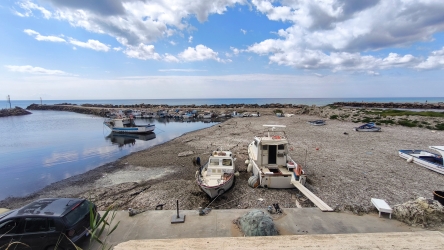 https://www.tp24.it/immagini_articoli/19-05-2026/porto-di-selinunte-promesse-scritte-sulla-sabbia-l-elmetto-di-arico-non-ferma-la-paralisi-250.jpg