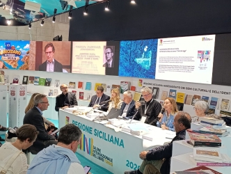 https://www.tp24.it/immagini_articoli/19-05-2026/successo-a-torino-per-38-parallelo-la-saggistica-siciliana-tra-le-eccellenze-d-italia-250.jpg