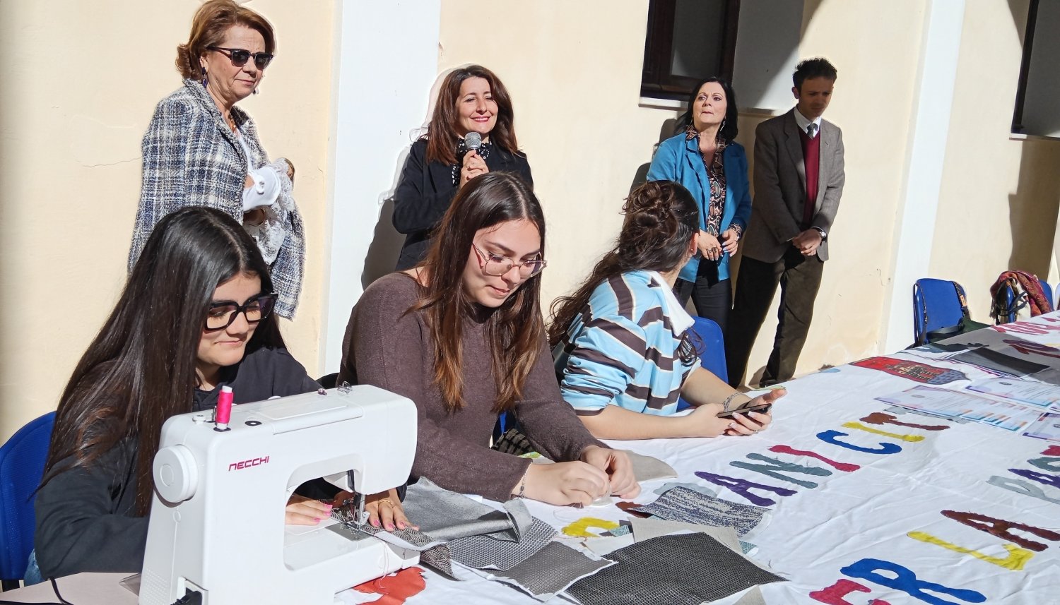 https://www.tp24.it/immagini_articoli/19-06-2026/1781879287-0-da-trapani-a-roma-gli-arazzi-per-la-pace-sfilano-in-campidoglio.jpg