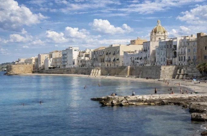 https://www.tp24.it/immagini_articoli/19-06-2026/1781900949-0-spiagge-libere-la-regione-assegna-5-milioni-ad-otto-comuni-trapanesi-vanno-632mila-euro.jpg