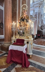 https://www.tp24.it/immagini_articoli/19-06-2026/alcamo-oggi-la-benedizione-della-vara-restaurata-della-madonna-dei-miracoli-250.jpg