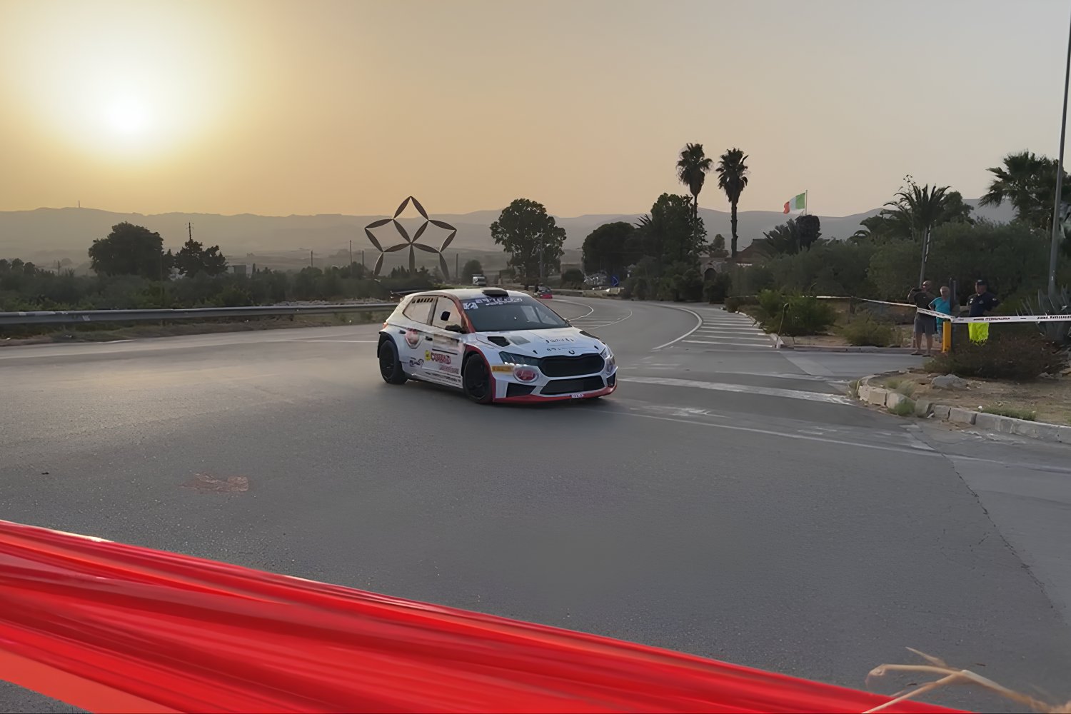 https://www.tp24.it/immagini_articoli/19-07-2026/1784421738-0-rally-valle-del-belice-pollara-leader-dopo-le-prime-due-prove-speciali.jpg