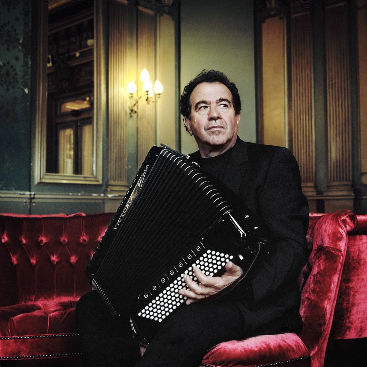 https://www.tp24.it/immagini_articoli/19-07-2026/1784480723-0-mazara-il-caldo-ferma-l-orchestra-ma-richard-galliano-suona-da-solo-per-un-ora.jpg