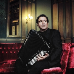 https://www.tp24.it/immagini_articoli/19-07-2026/mazara-il-caldo-ferma-l-orchestra-ma-richard-galliano-suona-da-solo-per-un-ora-250.jpg