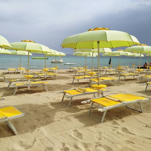 https://www.tp24.it/immagini_articoli/19-08-2025/1755618210-0-caro-spiagge-quanto-costa-una-giornata-in-un-lido-in-provincia-di-trapani.jpg