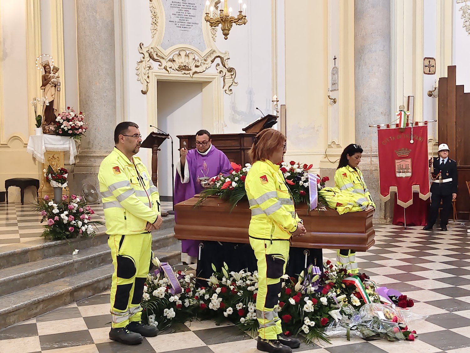 https://www.tp24.it/immagini_articoli/19-08-2026/1787132374-0-trapani-l-ultimo-saluto-a-francesco-burgarella.jpg