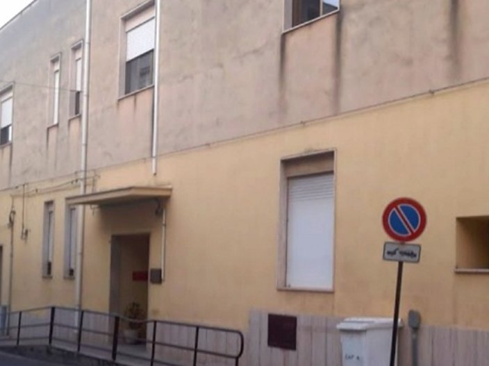 https://www.tp24.it/immagini_articoli/19-08-2026/1787133416-0-alcamo-cede-una-parte-del-soffitto-23-anziani-sfollati-dall-ipab-mangione.jpg