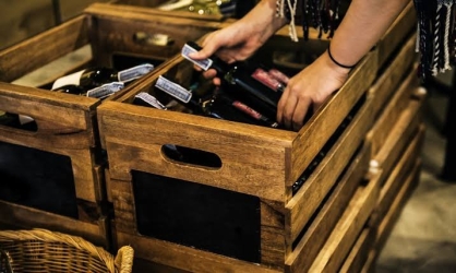https://www.tp24.it/immagini_articoli/19-09-2026/vino-siciliano-4-76-milioni-per-conquistare-i-mercati-extra-ue-fondi-anche-a-cantine-ermes-e-planeta-250.jpg