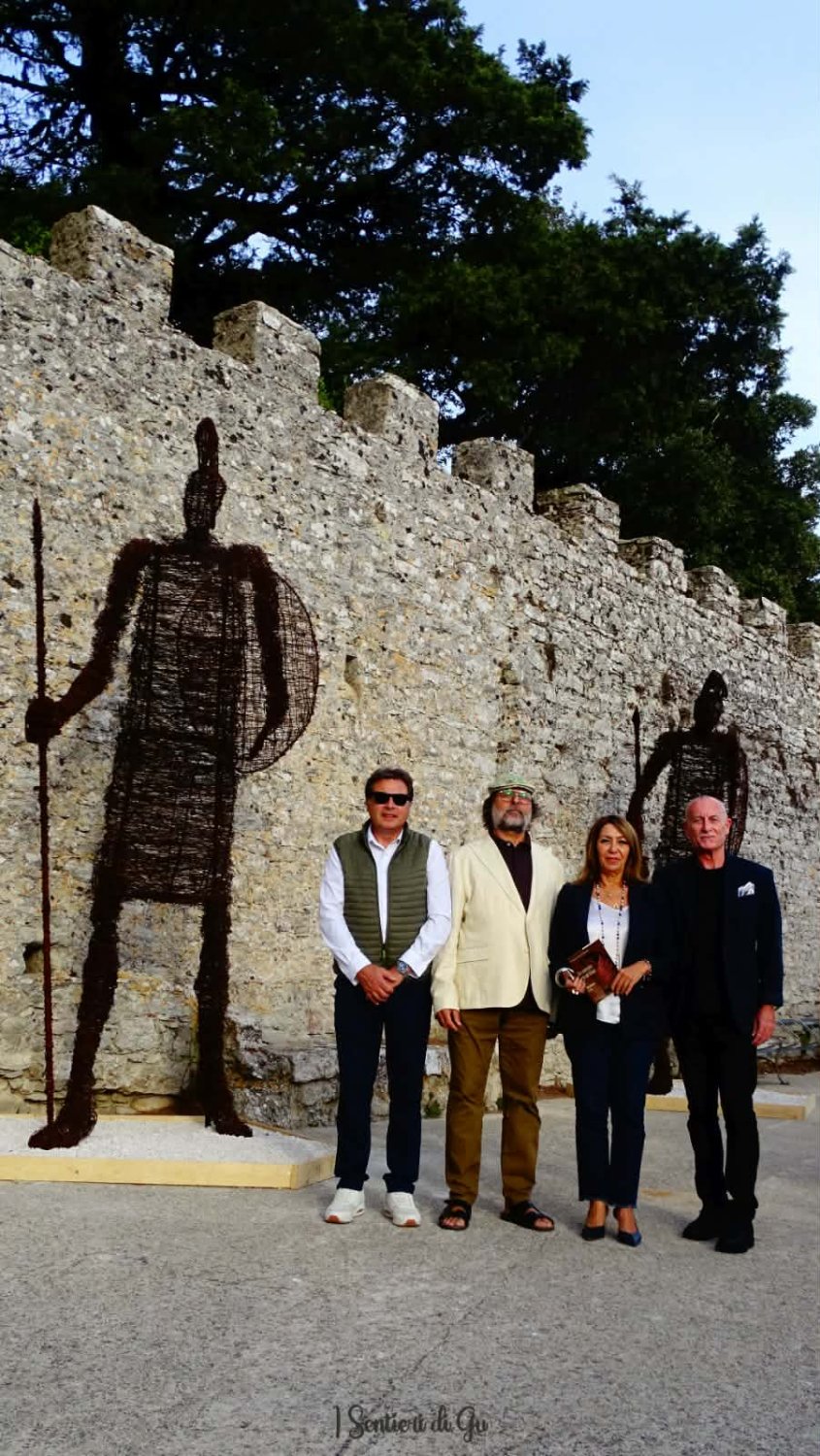 https://www.tp24.it/immagini_articoli/19-10-2026/1792394191-0-erice-tre-guerrieri-elimi-entrano-nel-paesaggio-urbano-inaugurata-l-opera-di-gaspare-occhipinti.jpg