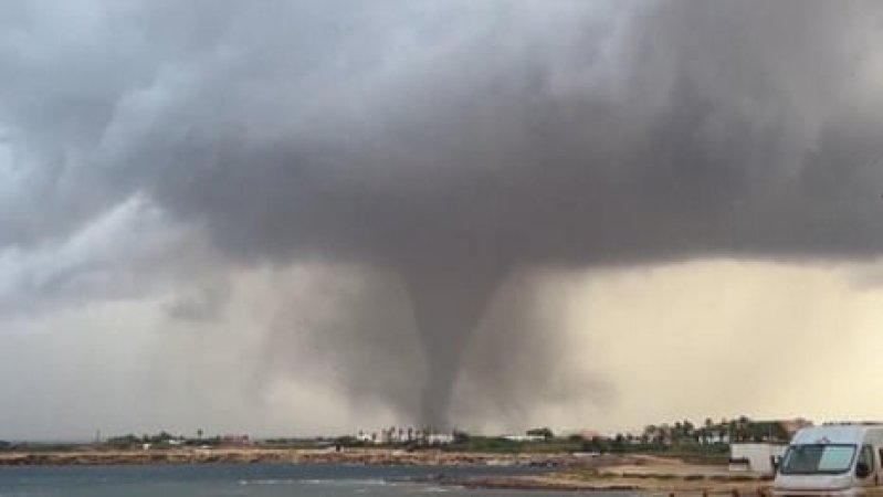 https://www.tp24.it/immagini_articoli/19-10-2026/1792403330-0-petrosino-dopo-il-tornado-arrivano-i-ladri-rubati-i-cavi-elettrici-del-palasport.jpg