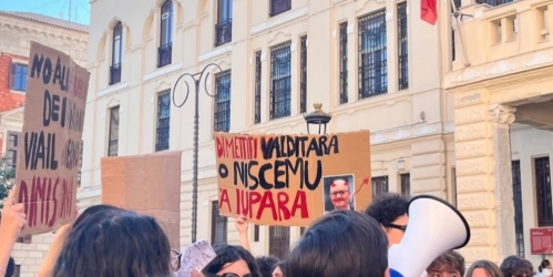 https://www.tp24.it/immagini_articoli/19-10-2026/trapani-la-protesta-degli-studenti-e-quel-cartello-sulla-lupara-250.jpg