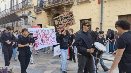 https://www.tp24.it/immagini_articoli/19-10-2026/trapani-studenti-in-piazza-ma-chi-li-ascolta-davvero-250.jpg