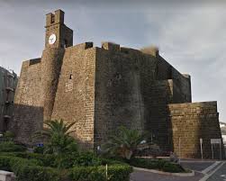 https://www.tp24.it/immagini_articoli/19-12-2025/1766139252-0-pantelleria-chiuso-il-castello-barbacane-il-comune-risarcisce-due-coppie-di-sposi.jpg