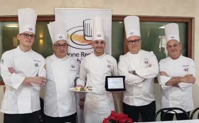https://www.tp24.it/immagini_articoli/19-12-2025/concorso-di-cucina-miglior-allievo-vince-dennis-sarzana-dell-istituto-florio-di-erice-250.jpg