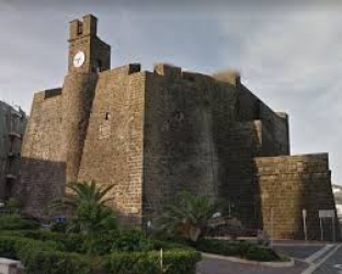 https://www.tp24.it/immagini_articoli/19-12-2025/pantelleria-chiuso-il-castello-barbacane-il-comune-risarcisce-due-coppie-di-sposi-250.jpg