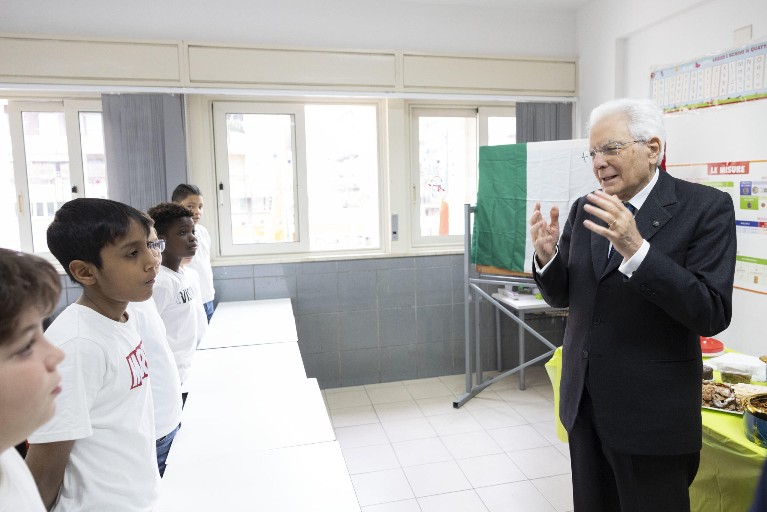 https://www.tp24.it/immagini_articoli/20-01-2025/1737380301-0-mattarella-a-palermo-visita-la-scuola-di-due-studenti-oggetto-di-razzismo.jpg