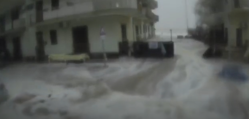https://www.tp24.it/immagini_articoli/20-01-2026/1768916061-0-maltempo-impressionante-in-sicilia-il-mare-come-una-valanga-sommerge-una-strada-il-video.jpg