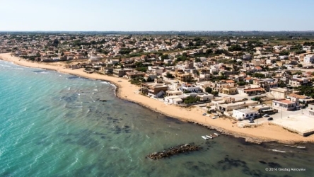 https://www.tp24.it/immagini_articoli/20-06-2026/case-abusive-sul-mare-il-tar-sicilia-ribadisce-niente-condono-entro-150-metri-dalla-battigia-250.jpg