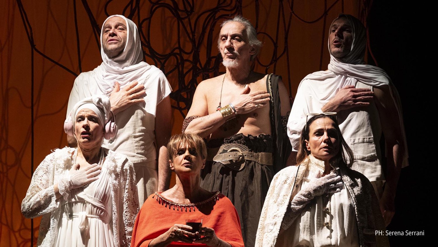 https://www.tp24.it/immagini_articoli/20-07-2026/1784560305-0-segesta-teatro-festival-lella-costa-e-arianna-scommegna-aprono-la-v-edizione.jpg