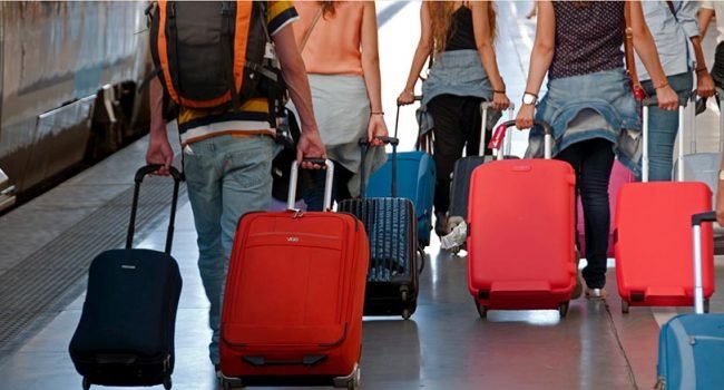 https://www.tp24.it/immagini_articoli/20-07-2026/1784562962-0-fuga-dei-giovani-dalla-sicilia-persi-quasi-175-mila-under-35-in-dieci-anni.jpg
