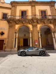 https://www.tp24.it/immagini_articoli/20-07-2026/la-trapani-di-stefania-auci-conquista-ferrari-magazine-250.jpg