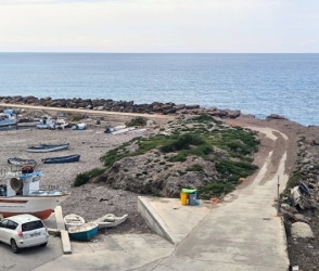 https://www.tp24.it/immagini_articoli/20-07-2026/porto-di-selinunte-indagine-della-procura-per-abbandono-e-deposito-incontrollato-di-rifiuti-250.jpg