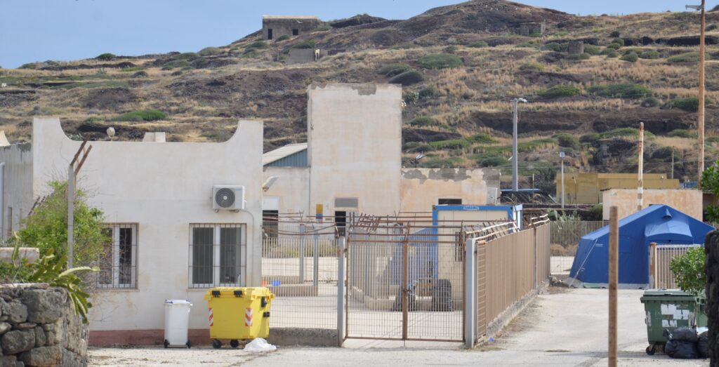 https://www.tp24.it/immagini_articoli/20-08-2025/1755674331-0-pantelleria-ispezione-a-sorpresa-all-hotspot-pochi-migranti-ma-trattenuti-da-giorni.jpg