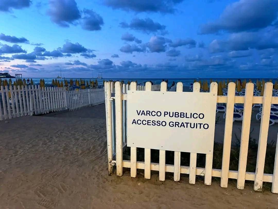 https://www.tp24.it/immagini_articoli/20-08-2025/1755684486-0-lidi-in-sicilia-l-ultimatum-via-staccionate-e-tornelli-o-togliamo-la-concessione.jpg
