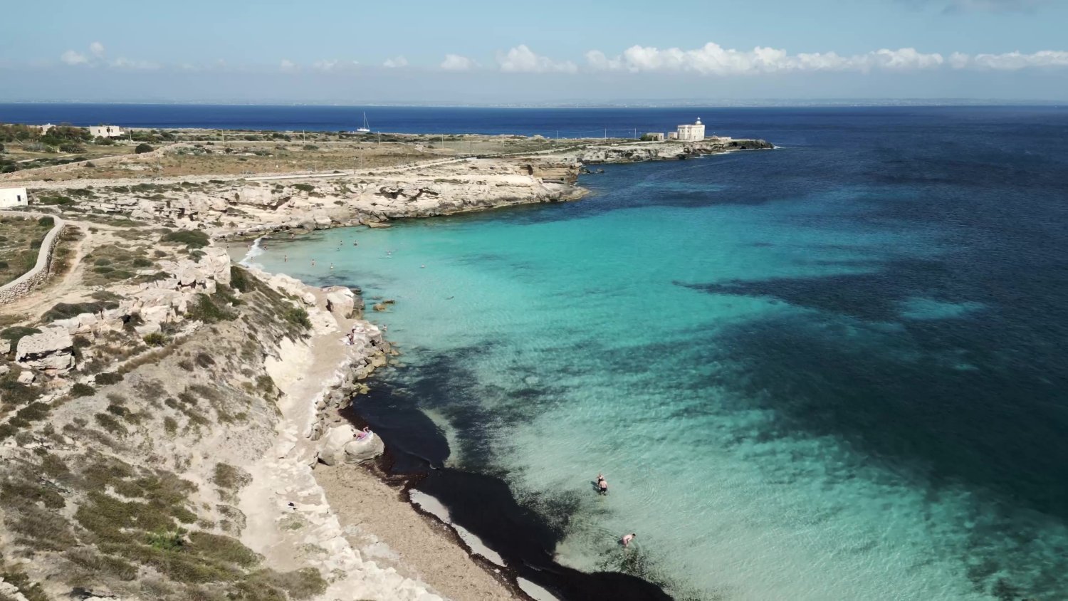 https://www.tp24.it/immagini_articoli/20-08-2026/1787214924-0-favignana-la-costa-sotto-assedio-oggi-il-consiglio-decide-come-fermare-nuove-strutture-alle-egadi.jpg