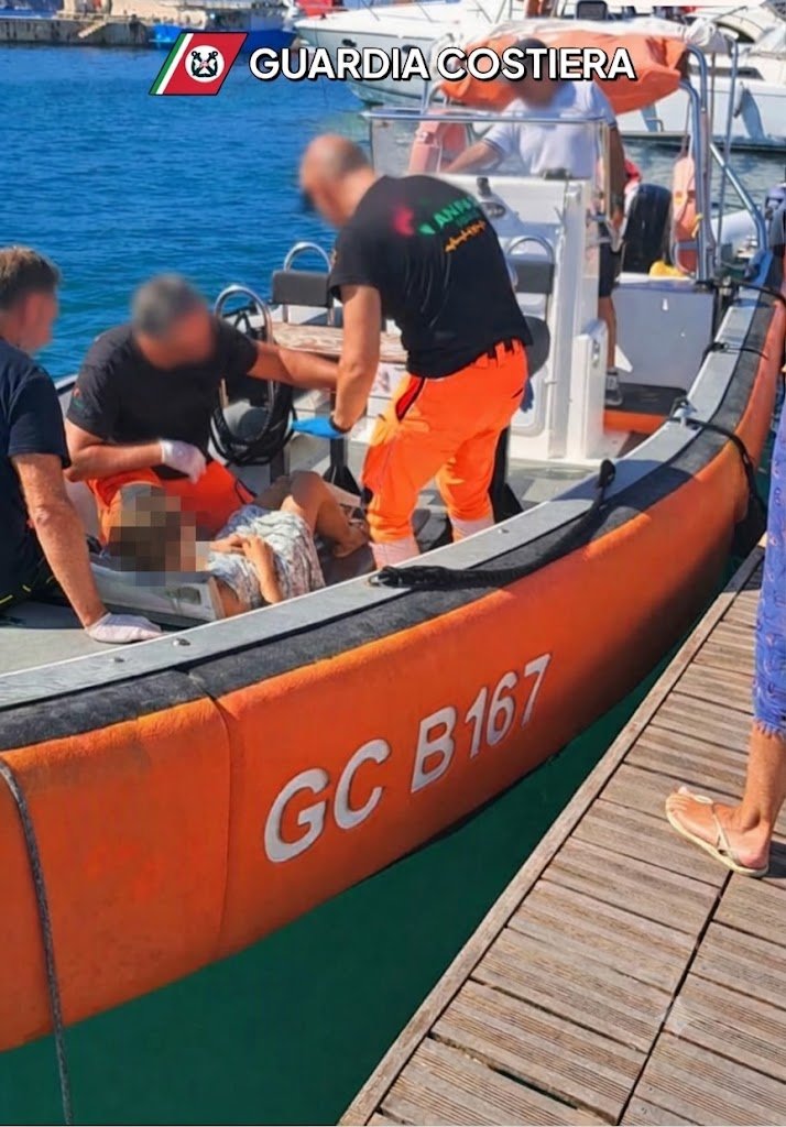 https://www.tp24.it/immagini_articoli/20-08-2026/1787217658-0-favignana-donna-cade-a-bordo-di-una-barca-a-cala-rotonda-soccorsa-dalla-guardia-costiera.jpg