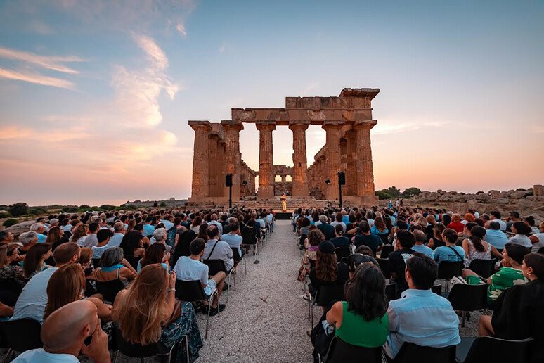 https://www.tp24.it/immagini_articoli/20-08-2026/1787230343-0-selinunte-torna-il-festival-della-bellezza-massini-galimberti-e-fabbri-al-tempio-di-hera.jpg