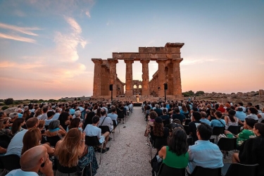 https://www.tp24.it/immagini_articoli/20-08-2026/selinunte-torna-il-festival-della-bellezza-massini-galimberti-e-fabbri-al-tempio-di-hera-250.jpg