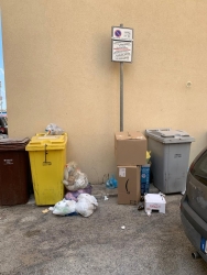 https://www.tp24.it/immagini_articoli/20-08-2026/trapani-via-vita-sommersa-dai-rifiuti-e-il-biglietto-da-visita-che-non-funziona-250.jpg