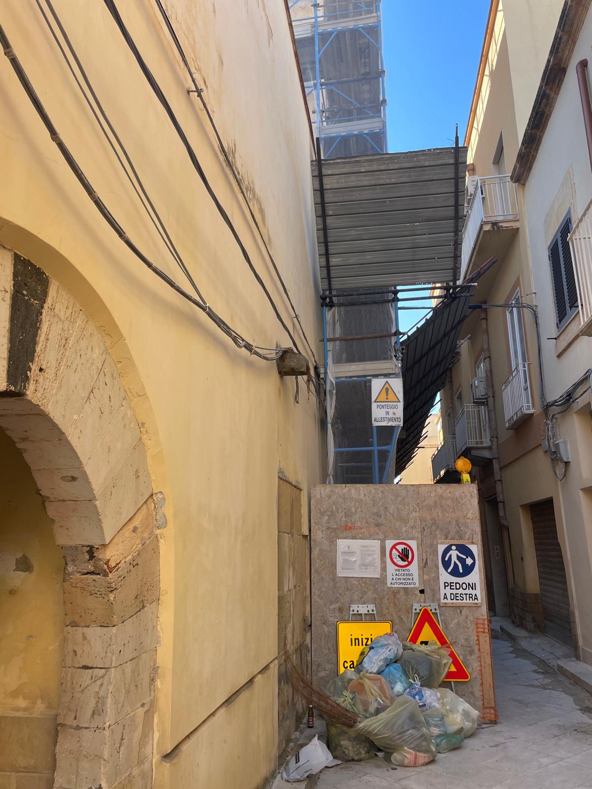 https://www.tp24.it/immagini_articoli/20-10-2025/1760960315-0-marsala-ecco-la-mini-discarica-di-rifiuti-in-via-d-anna-e-nessuno-la-toglie.jpg