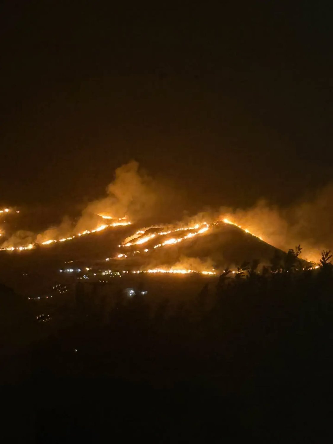 https://www.tp24.it/immagini_articoli/20-10-2026/1792531021-0-castellammare-e-buseto-nella-morsa-degli-incendi-paura-per-le-abitazioni-e-lo-zingaro.jpg